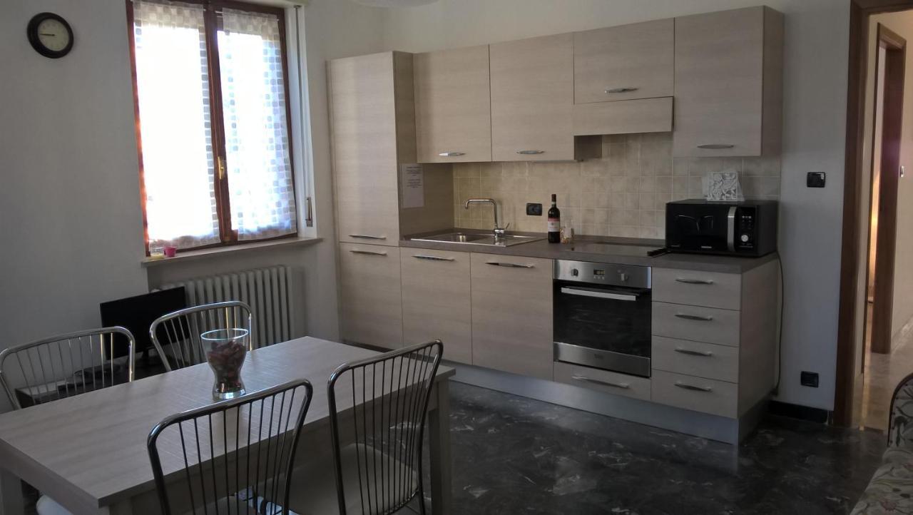 Casa Nebieu In Edificio Indipendente Nel Centro Di Monforte Monforte dʼAlba Exterior foto