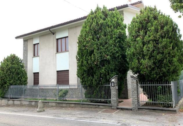 Casa Nebieu In Edificio Indipendente Nel Centro Di Monforte Monforte dʼAlba Exterior foto